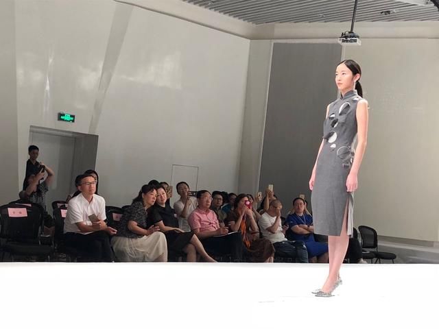 视频能变形变色的“科技旗袍”将登上爱丁堡艺术节