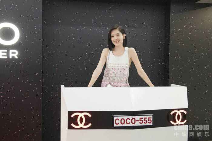 许玮甯粉色洋装造访游乐场 搭配温柔妆容尽显纯真少女心