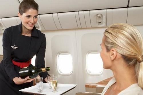  套路：为什么坐飞机时，空姐会不停给乘客送吃的？看完才明白其