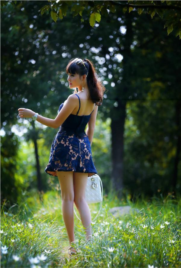 高跟鞋搭配这款蓝色蕾丝短裙，在这大自然中展现一种独特之美