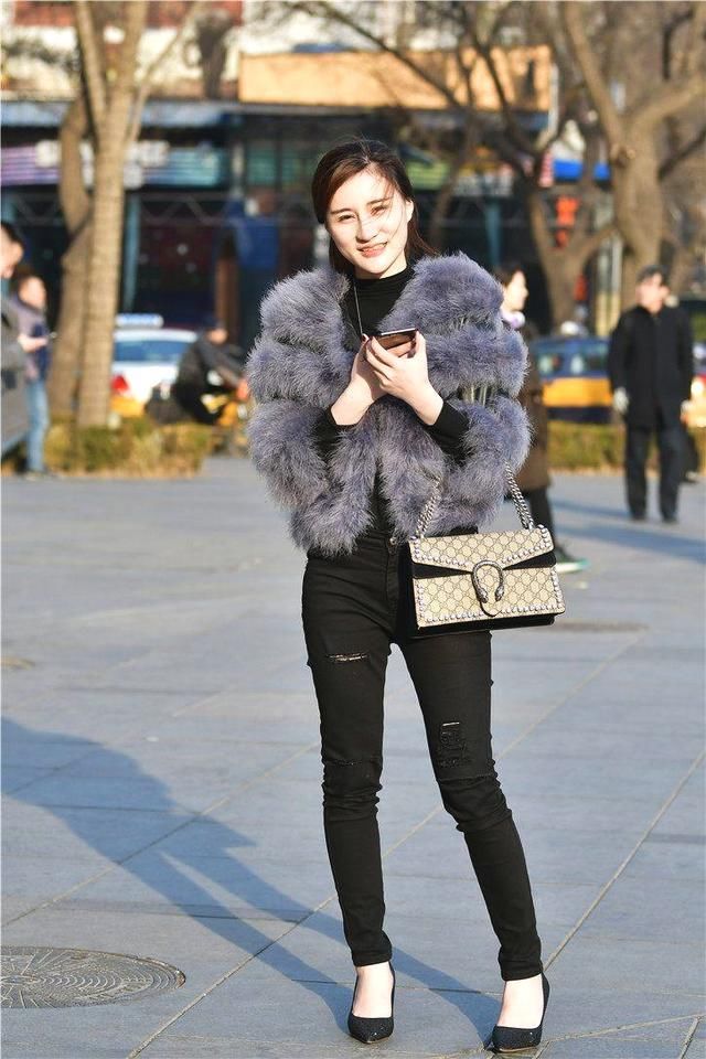 街拍：时尚地标三里屯，小姐姐玩自拍，非常兴奋