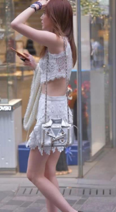 时尚小姐姐蕾丝包臀裙尽显小女人儿味，一双玉腿很吸睛