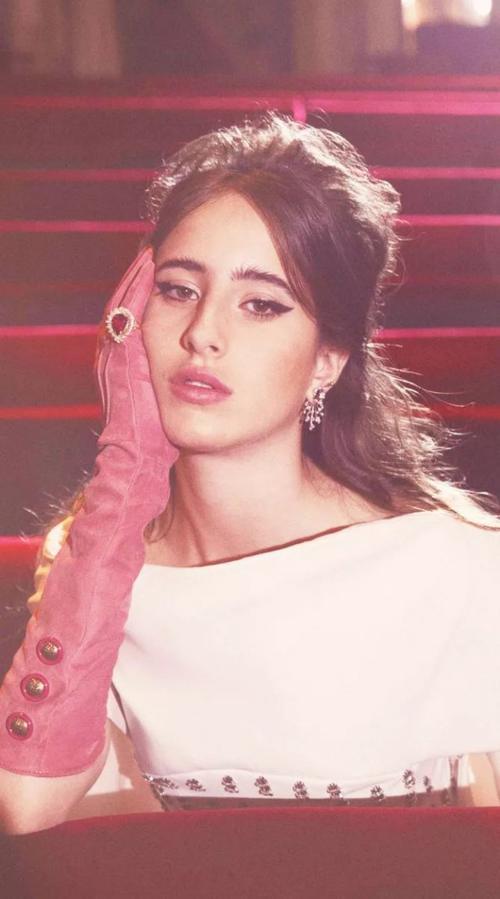 不走秀就回去继承家业？沙特史上第一位走上高定秀场的模特就是她