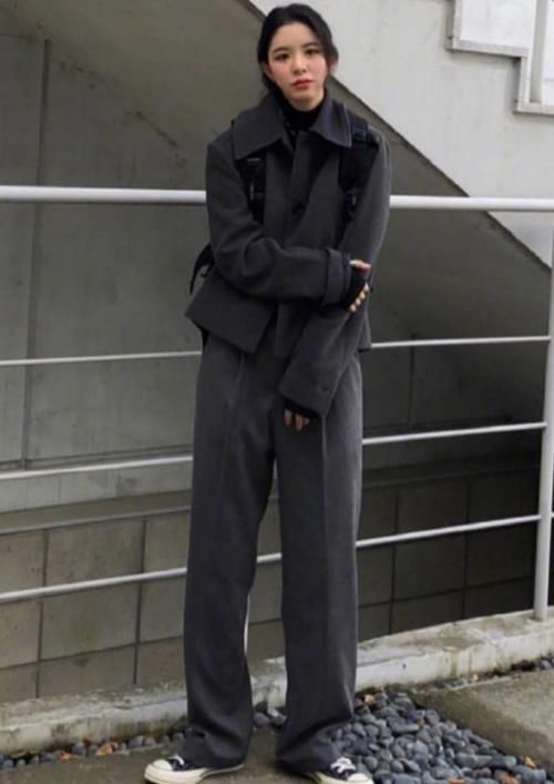 「显瘦」春天建议:“奶奶裤”已经凉凉,现在网红更爱这样穿,显瘦又时髦