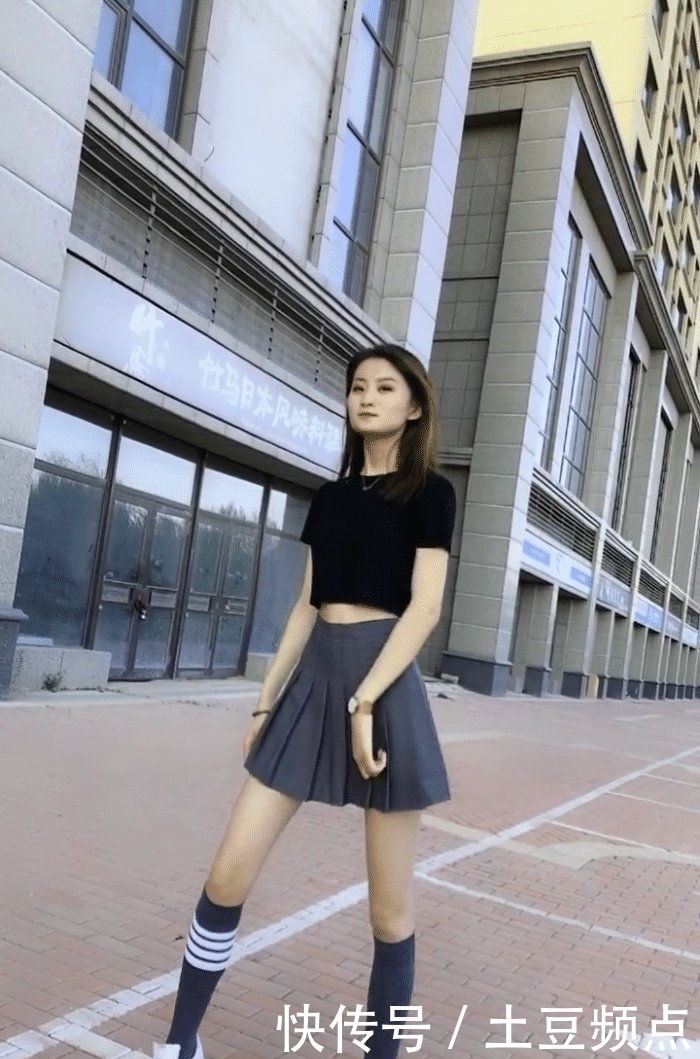 偶遇@街头偶遇穿着短裙跳舞的美女,动作标准,演绎魅力十足
