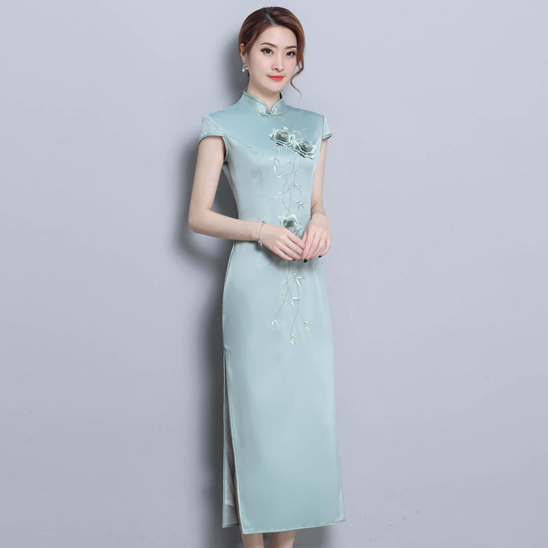 不论多大年纪的女人穿上旗袍都让人挪不开眼，美丽大方特别有气质