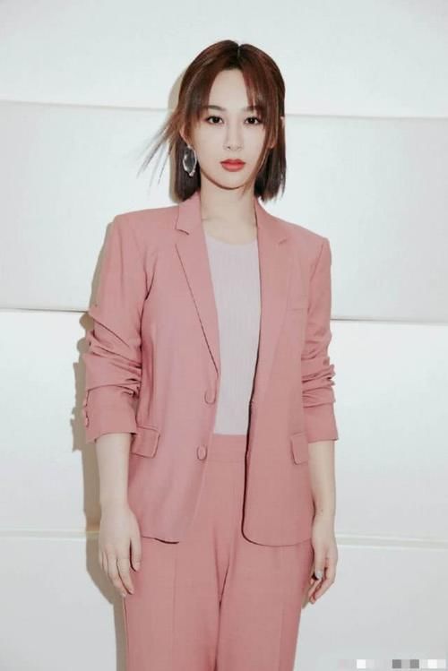  「粉色」衬衫＋百褶裙，怎么穿都好看！选择少女心爆棚的粉色，更适合春天