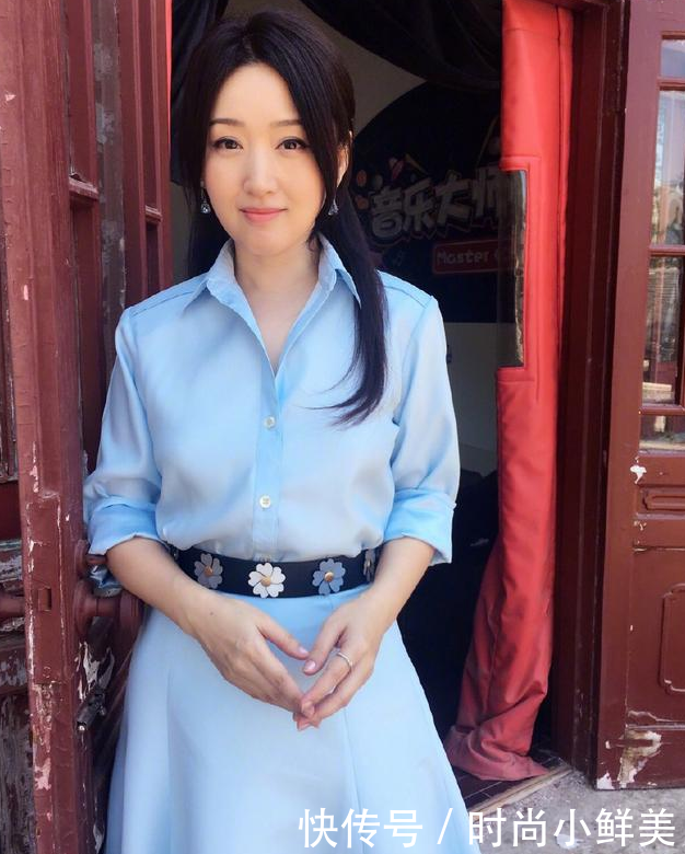 47岁杨钰莹为何被称为不老女神?一袭蓝色连衣裙,17岁的感觉