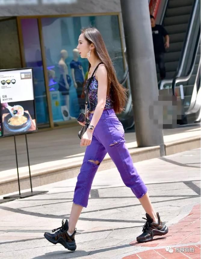 街拍:吊带闪亮的美女，是你喜欢的类型吗?