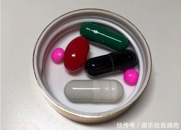 十八线女星吃减肥药引发疾病，坐轮椅紧急送医，网友：赤果果炒作