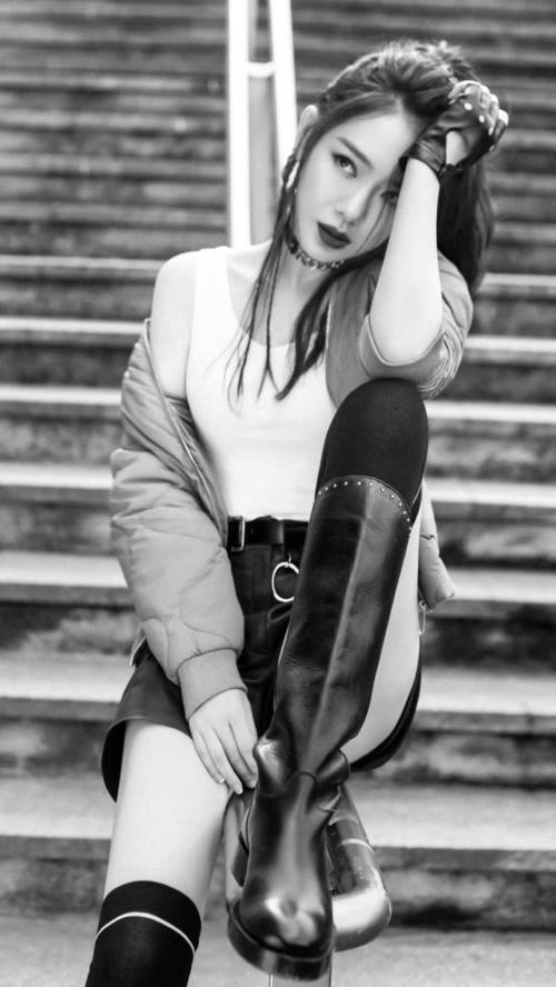 戚薇穿裙子现身，却被吐槽“胯下两根擎天柱”网友：腿是认真的吗