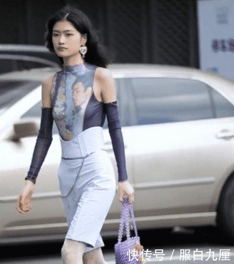 穿搭■街拍：她这衣服是画上去的吧？