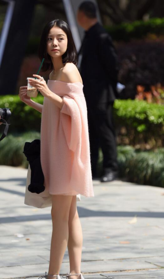 时尚小姐姐穿粉色一字肩连衣裙，俏皮上围很吸睛