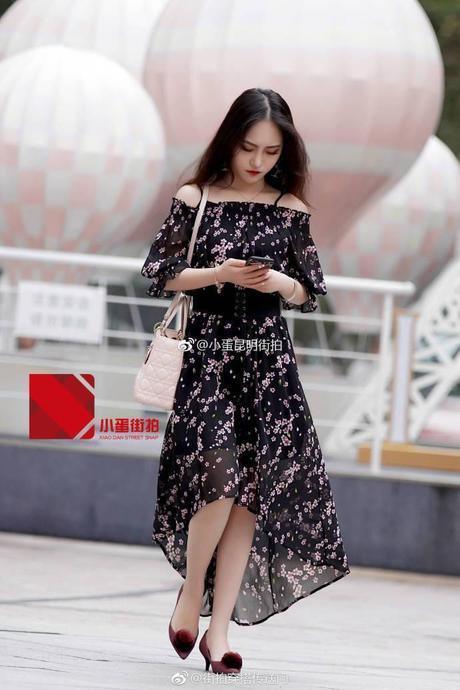 街拍：长裙摇摆，玉臂白皙，身材曼妙的小姐姐给人一种神秘感