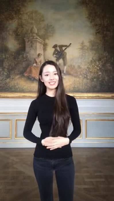  「视频」吉娜国外录视频教德语，一身简约造型，却难遮好身材