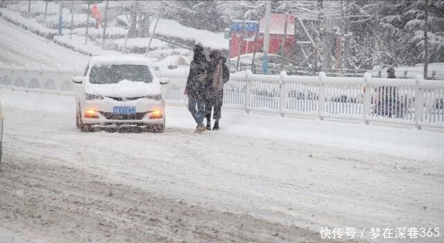  威海■山东威海突降暴雪，市民全副武装，顶着风雪出门慢行！