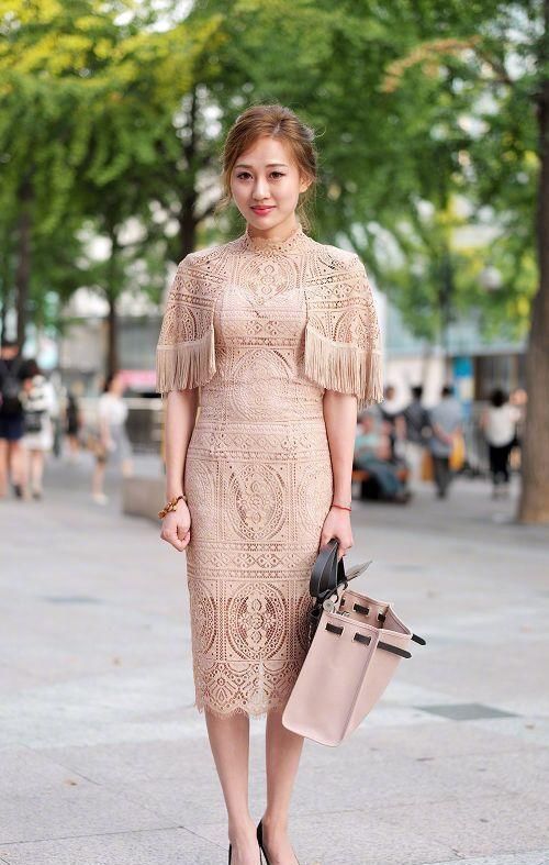  [再配]街拍美女穿短裤，露出大长腿，再配上性感高跟鞋，太时尚