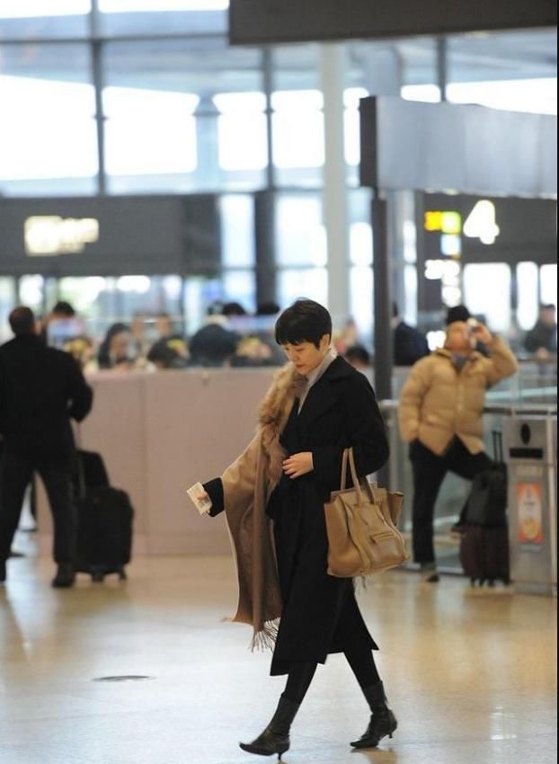 杨乐乐半边皮草围巾现身机场，网友:都是汪涵宠得好!