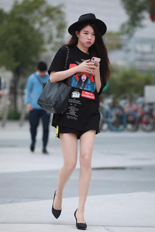 街拍联盟：性感的大长腿，超薄的肉丝贴服得紧紧的，真是美