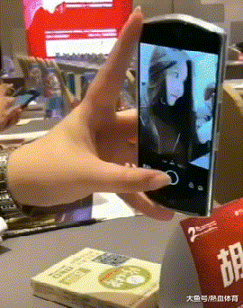  「差距」搞笑GIF：这大概就是爱情吧，身高差距不重要