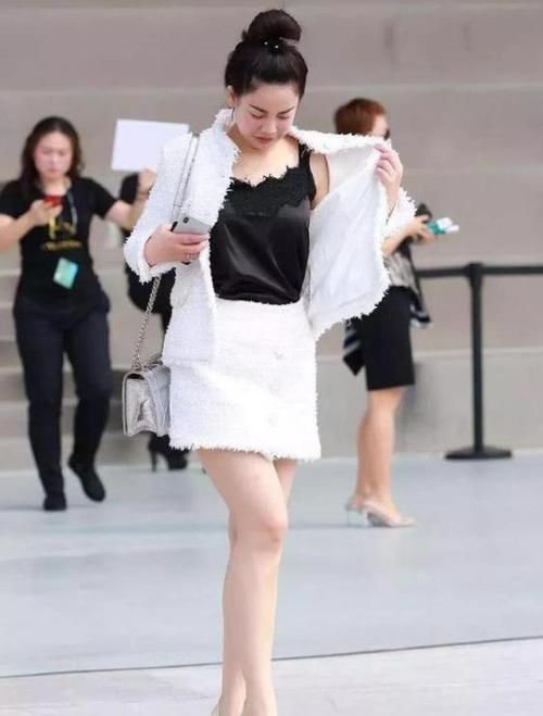  『蓝色』街拍：兰质蕙心的美女，一件雪纺上衣配蓝色牛仔裤，时尚青春气质