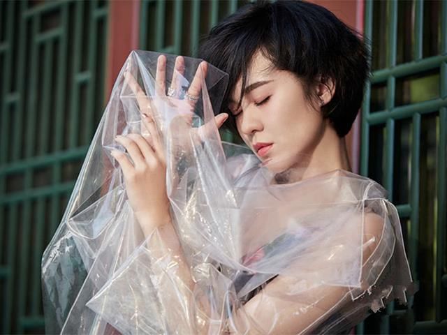 郁可唯穿双吊带却全挂一边，为秀身材又披塑料膜，喜好一眼看穿！