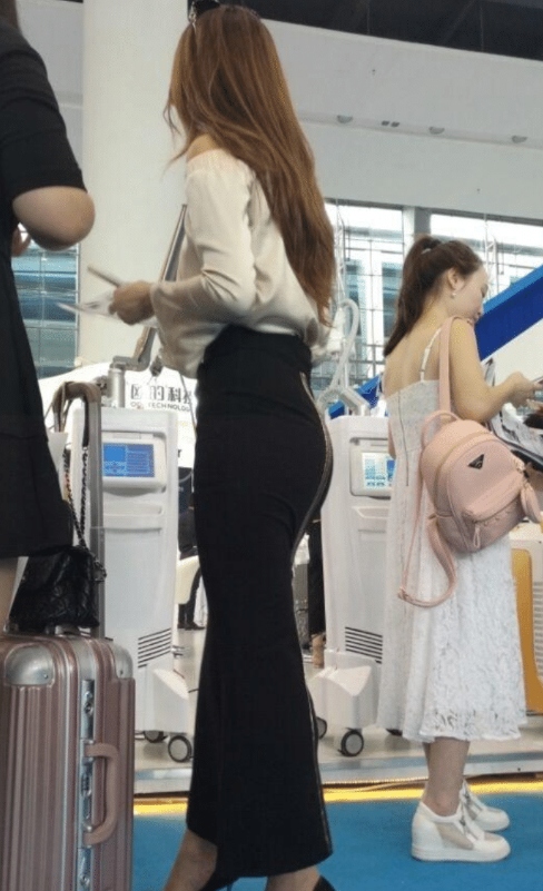  「美女」美女的这条半身裙走到哪里都是焦点吧?