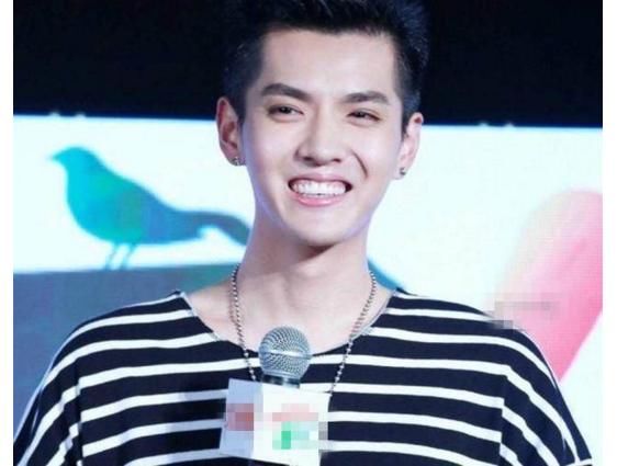 流量小生齐撞衫，蔡徐坤好可爱，但同样的衣服千玺穿上立马成熟了