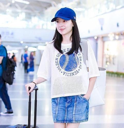 38岁董洁太会穿, T恤配短裙减龄20岁, 网友: 美回冷清秋了!