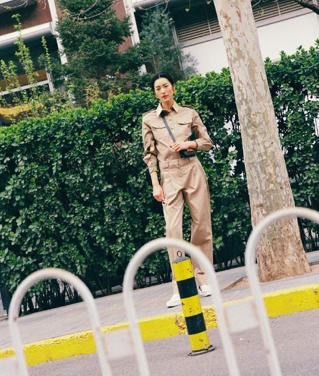 显得|刘雯工装风套装街拍英姿飒爽,拍出好莱坞时尚特工大片的感觉