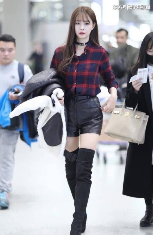 沈梦辰穿黑色高筒靴尽显时尚，瞬间变两米的长腿，短腿也有希望