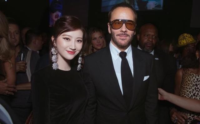 6日时尚热点：刘亦菲鹅蛋脸配旗袍，这腰身没谁了，网友：到底是