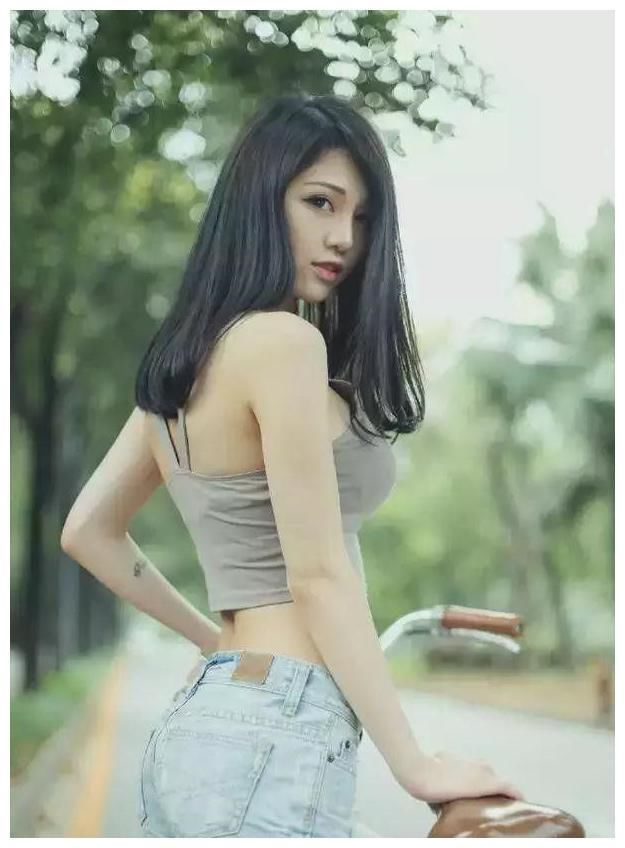 街拍|:身材高挑,吊带上衣包裹着傲人的胸围,撩人!