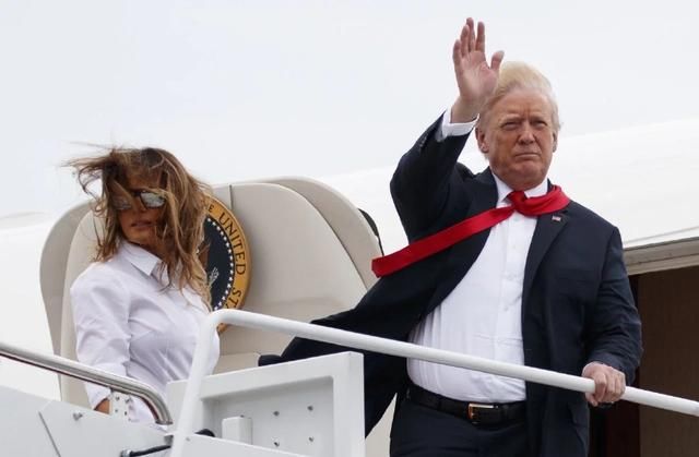 美国第一夫人白色搭配气场惊人，头发吹这么凌乱依然保持女神形象