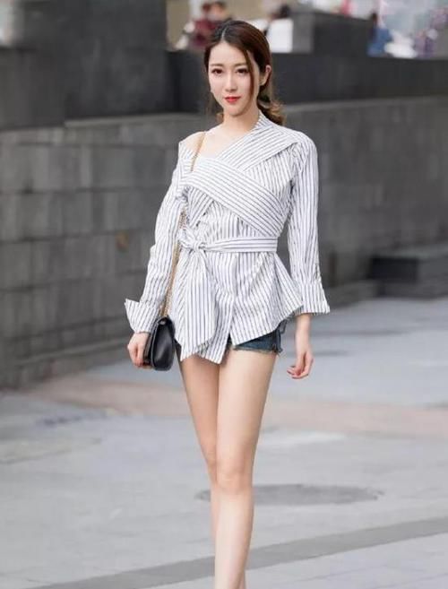  「一笑千金」街拍：一笑千金的小姐姐，一条白色的连衣裙，时尚女神风范