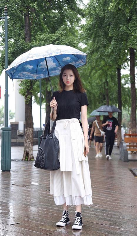 东莞街拍 真实生活中美女的街拍，身姿曼妙魅力十足，你喜欢她吗