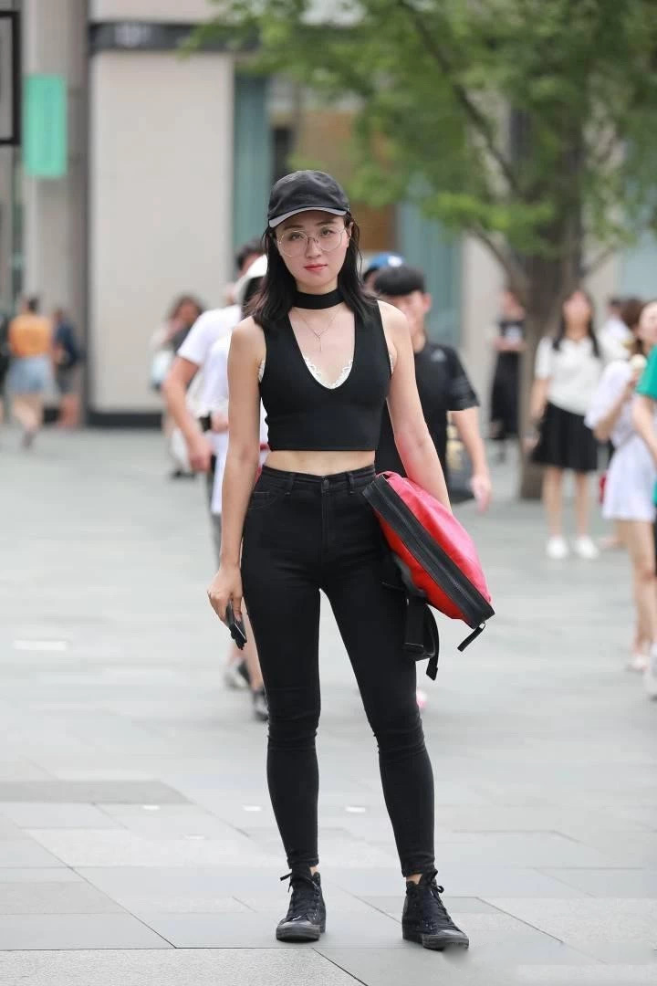  提拉■美女街拍：小姐姐牛仔裤裤腰有点松，提拉一下怎么了？