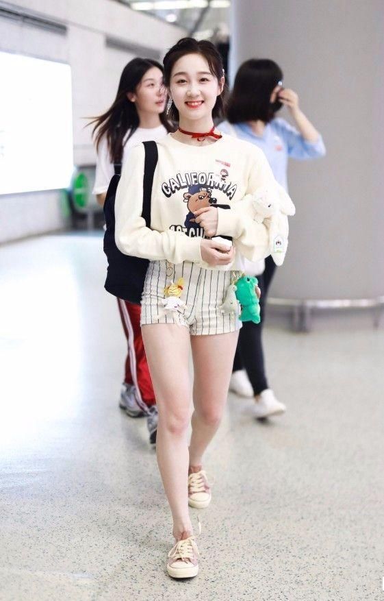 没看李子璇穿超短裤还不知道,她的腿居然这么粗!网友:不勒吗?