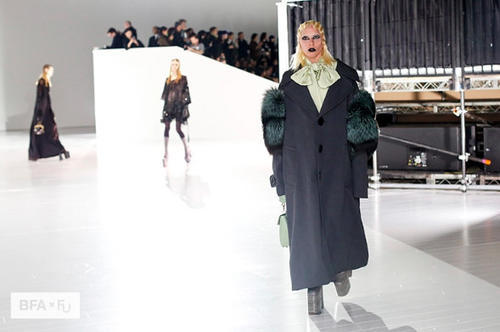 LadyGaga三转淑女风全球首拎CELINE旷世新包，王菲爱牌不再性冷