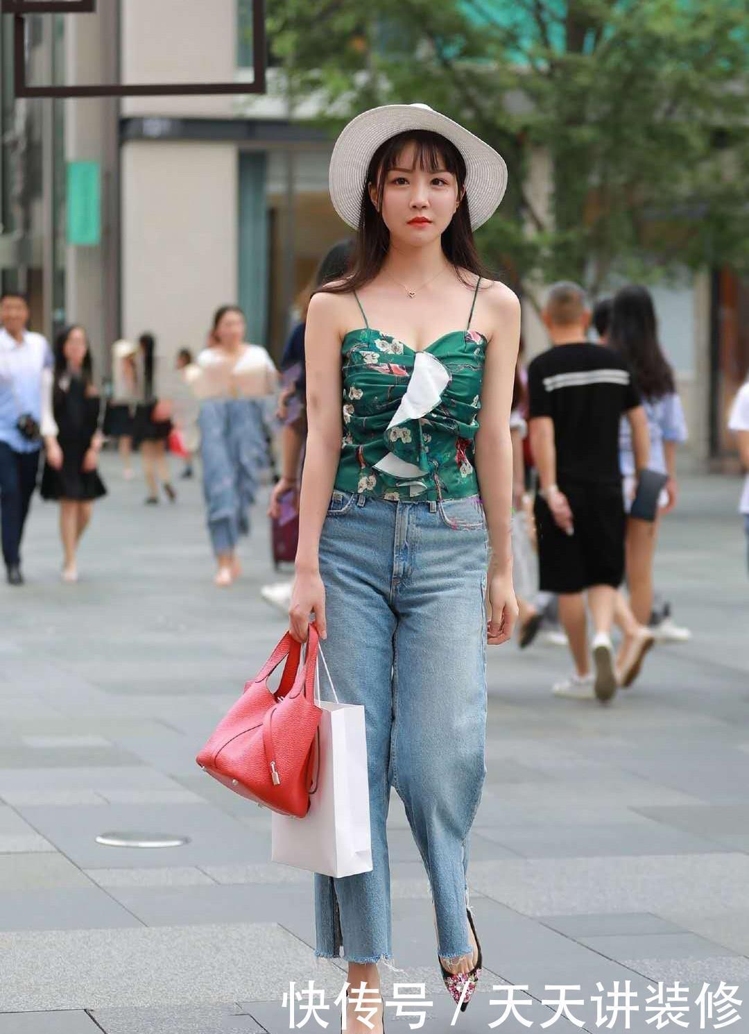 气质|夏日的淑女风穿搭,绿色吊带背心+牛仔裤,清新时尚又显独特气质