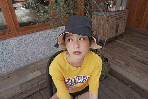 她因爆料赵丽颖陈晓恋情被封杀，穿黑色短裤旁边全部挖成洞