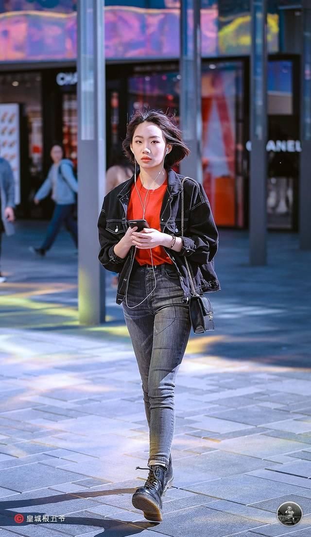  [搭配造型]时尚街拍：为何人们要好好地穿衣搭配？穿衣搭配到底是以便哪些？