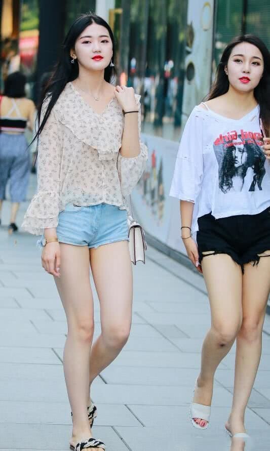 街拍美女：气质小姐姐碎花上衣穿出朦胧曲线，别样风情十分吸睛