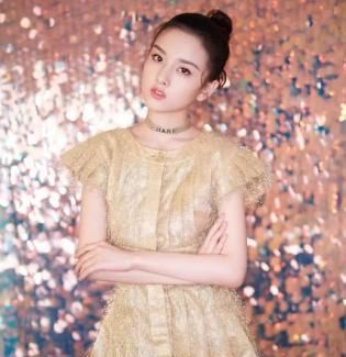 宋祖儿身穿轻纱遮面潮流感十足,这双腿太吸睛,诱惑十足