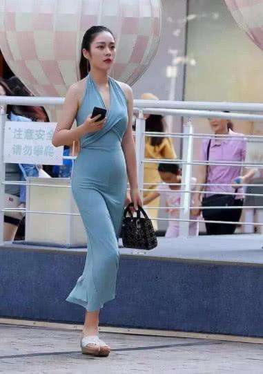 街拍: 丝滑的蓝色长裙, 彰显凹凸有致好身材, 十分提升气质