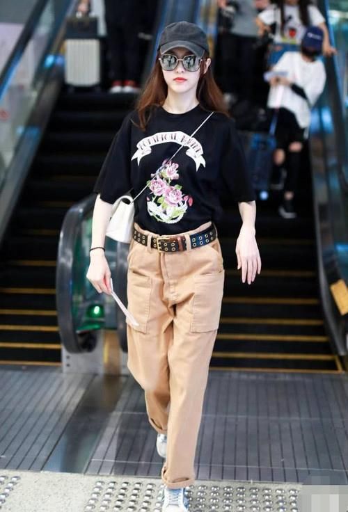 唐嫣这是又瘦了？皮带都勒不紧裤子了，感觉再走两步就要掉了！