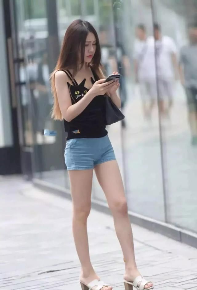 紧身短裤的女神，一双大长腿很吸睛