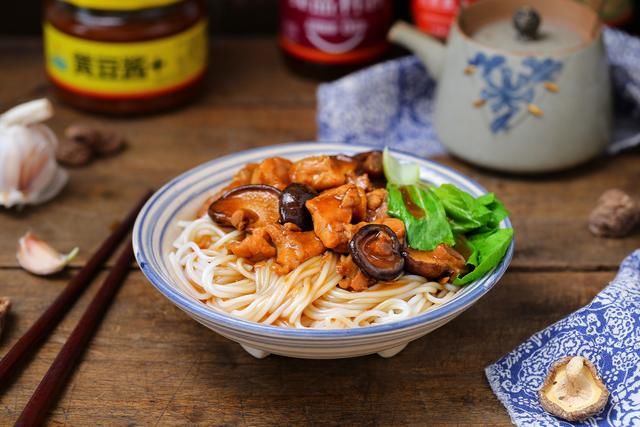  『鸡腿』一个鸡腿、一把香菇做成卤汁，嫩滑鲜美香喷喷，拌面条能吃两大碗