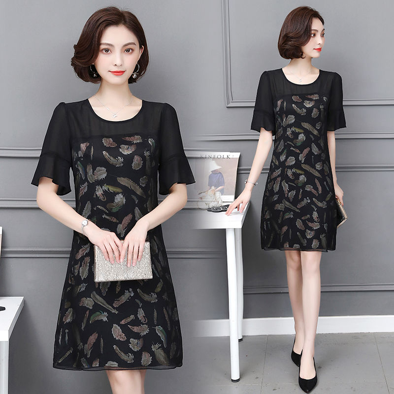 39岁的妈妈真没故意扮嫩，全靠减龄连衣裙，嫩的像20岁小姑娘