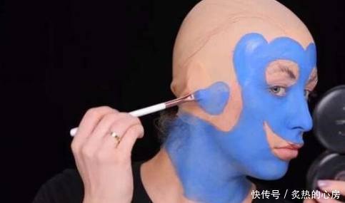 本以为她是画涂鸦妆，画完后真的太像了，网友们都被惊艳到了！